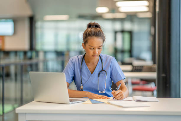 studente di medicina che studia - trainee computer medical student student foto e immagini stock