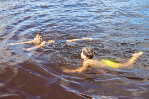 dois meninos nadando no lago - sweden summer swimming lake - fotografias e filmes do acervo