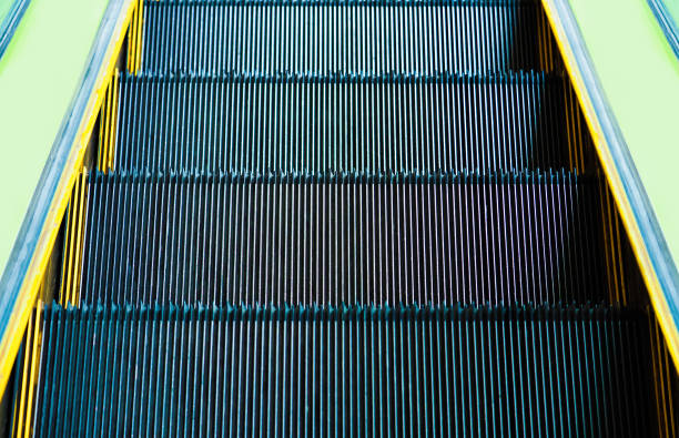 marches mobiles au bas de l’ancien escalator - railroad station escalator staircase steps photos et images de collection