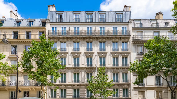 パリ、典型的なファサードと窓 - building exterior built structure street paris france ストックフォトと画像