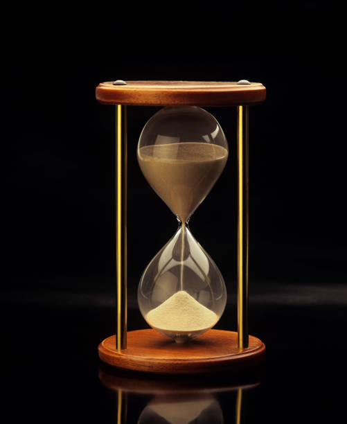orologio di sabbia - deadline time clock urgency foto e immagini stock