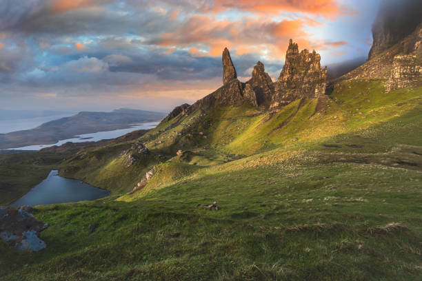старик из сторра на острове скай в шотландии. красивый шотландский пейзаж - trotternish стоковые фото и изображения