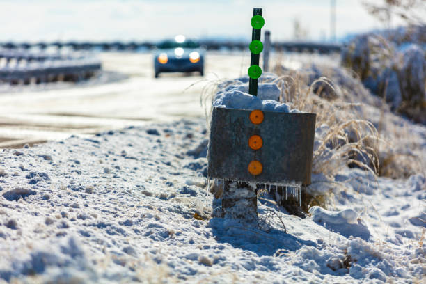 冬の通りと道路季節の天気写真シリーズ - car winter road reflector snow ストックフォトと画像