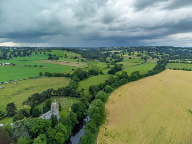 campagne rurale anglaise avec scène aérienne d’été de l’église avec des nuages de pluie d’orage. prise avec un drone de classe 0 près de harrogate dans le yorkshire du nord, en angleterre - nature rain crop europe photos et images de collection