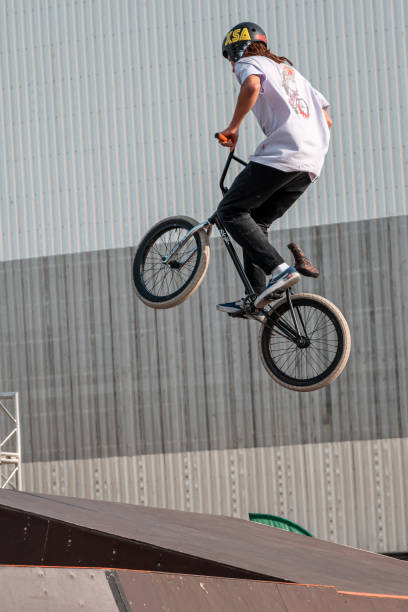 młody jeździec na rowerze bmx wykonuje triki w powietrzu - bikers point of view zdjęcia i obrazy z banku zdjęć