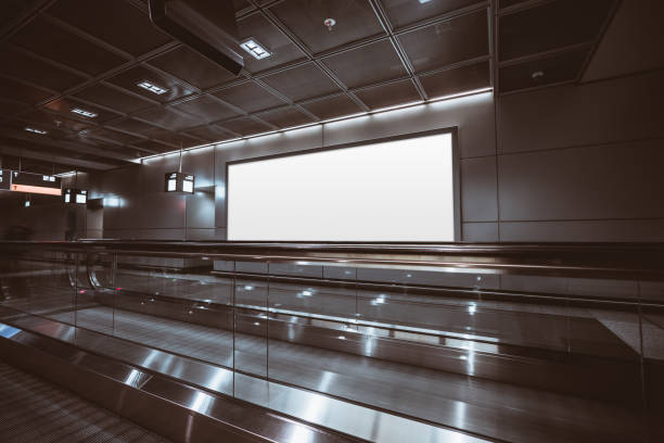 maqueta de un cartel cerca de travelator - cinta mecánica fotografías e imágenes de stock