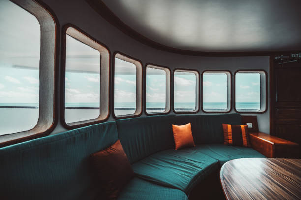 사파리 요트, 창문의 와드룸 - vehicle interior indoors inside of nautical vessel 뉴스 사진 이미지