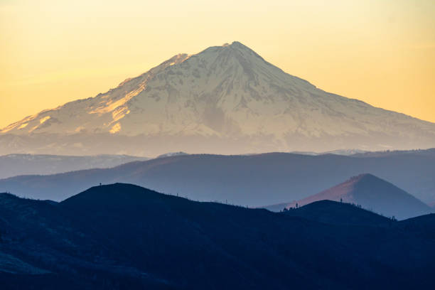 Mt Shasta at sunset from the Hat Rim Mt Shasta at sunset from the Hat Rim mt shasta stock pictures, royalty-free photos & images