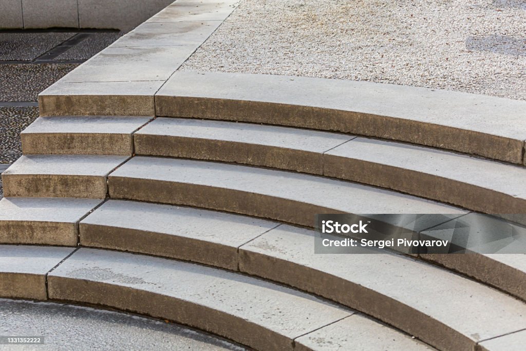 Despedida extraño Parásito Escalones Escaleras De Cemento En Un Semicírculo Parte Del Paisaje Urbano  Foto de stock y más banco de imágenes de Anfiteatro - iStock