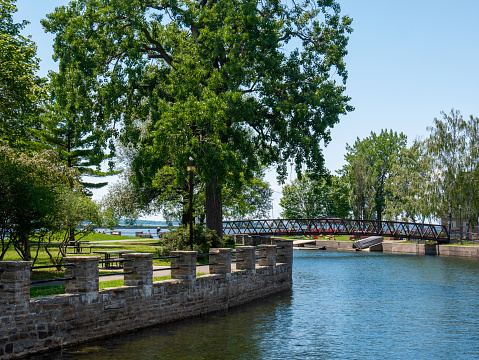 Vista panorámica del agua del canal de Lachine de los suburbios respetuosos con el medio ambiente ricos en árboles verdes photo