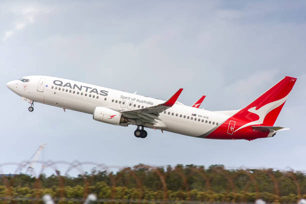 qantas boeing 737 вылетает из брисбена - aerofoil стоковые фото и изображения