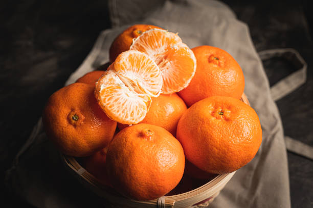 healthy fruit with vitamin c, mandarina, afourer y nadorcott, tango, valley gold, orri, moria-murcott, clementina, ortanique, satsuma - tangerina imagens e fotografias de stock