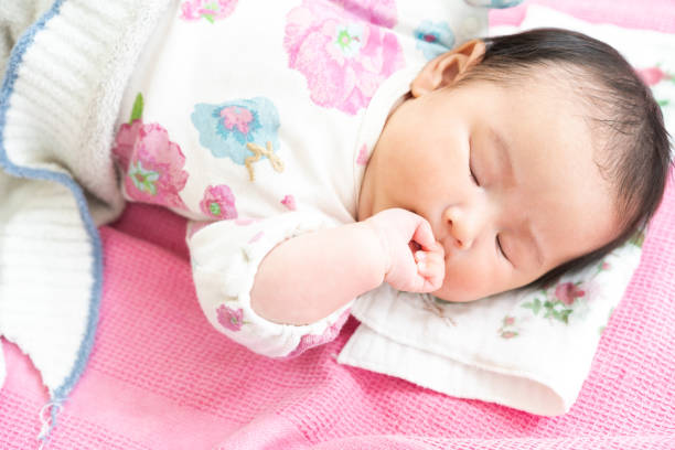 床に眠っている赤ちゃん - baby blanket ストックフォトと画像