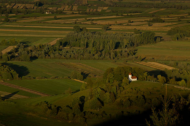 pequena igreja de natureza zona de pântano - grass church flood landscape imagens e fotografias de stock