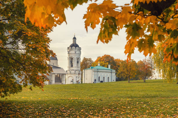 view of church of st. george with belltower and refectory in kolomenskoye on autumn day. moscow - kolomenskoye imagens e fotografias de stock