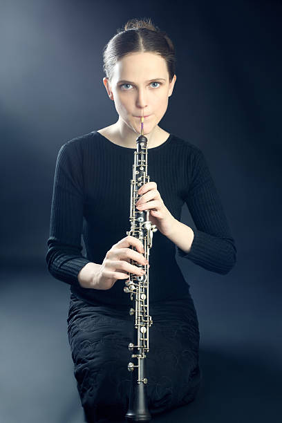 junge musiker frau spielt oboe musical instrument - musical instrument people music young adult stock-fotos und bilder