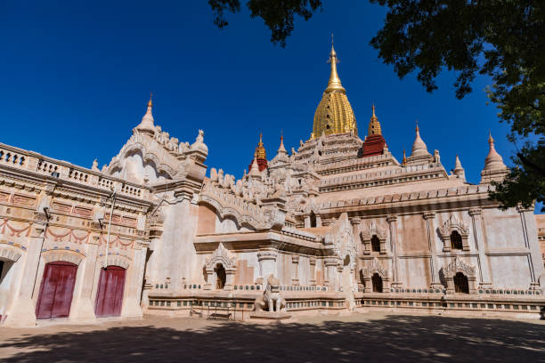 el templo restaurado de ananda en el sitio del patrimonio mundial de bagan en myanmar - burmese culture myanmar gold lion fotografías e imágenes de stock