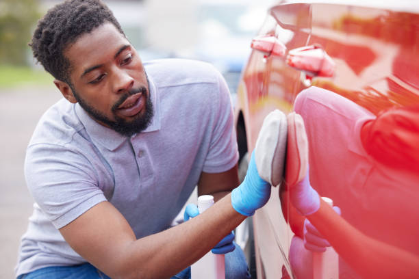 homem polindo carroceria de carro durante manobrista - polishing car - fotografias e filmes do acervo