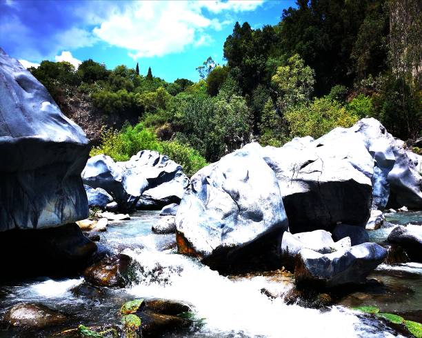 sicília, gole dell'alcantara, grande rocha de lava do monte etna, rio alcântara - sicily river water gole dellalcantara - fotografias e filmes do acervo