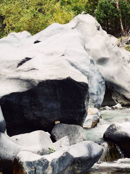 sicília, gole dell'alcantara, grande rocha de lava do monte etna, rio alcântara - sicily river water gole dellalcantara - fotografias e filmes do acervo