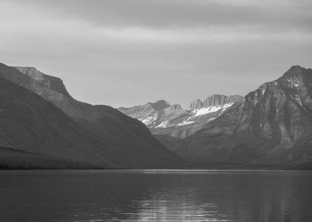맥도날드 레이크 앳 글레이시 국립공원 - usa us glacier national park mcdonald lake transportation 뉴스 사진 이미지