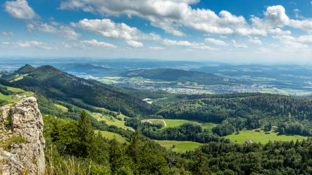 ベルヘンフルの高いスイスのジュラ山脈 - jura canton ストックフォトと画像