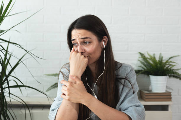 joven mujer estresada y deprimida hablando por videollamada con su psicoterapeuta sobre terapia en línea desde su casa abre su hart y confiesa todo lo que la hace triste y miserable - relationship difficulties audio fotografías e imágenes de stock