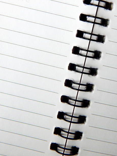 vue d’une note reliée en spirale avec des feuilles de papier doublées - spiral notebook lined paper paper ring binder photos et images de collection