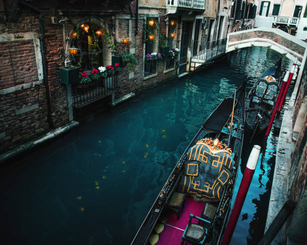 이탈리아 베니스 운하의 도킹 곤돌라 - venice italy gondola grand canal luxury 뉴스 사진 이미지