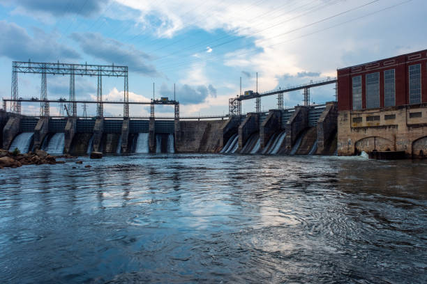 barrage hydroélectrique sur la rivière catawba à fort mill, en caroline du sud, au coucher du soleil avec un ciel spectaculaire - dramatic sky dusk night sustainable resources photos et images de collection