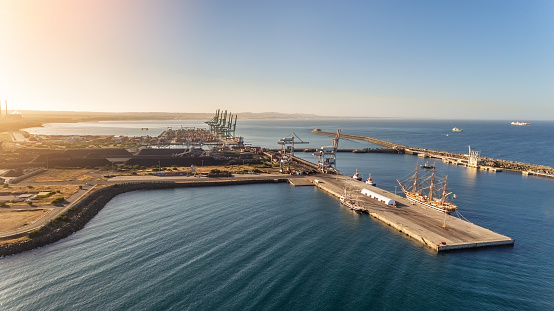 antena. El muelle marítimo en la ciudad portuguesa de Sines y el velero están amarrados para excursiones turísticas. Día soleado photo