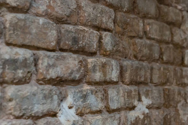 벽돌 갈색 벽 요새 오래된 각도 보기 원근 - 11262 뉴스 사진 이미지