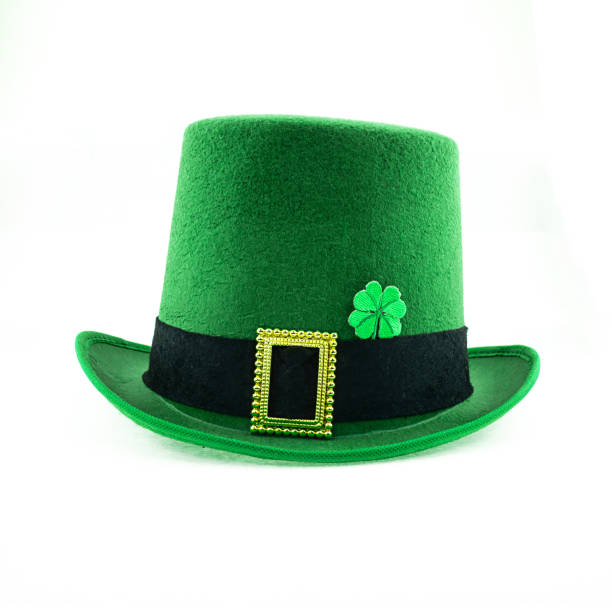sombrero verde con trébol de trébol sobre fondo blanco - leprechauns fotografías e imágenes de stock