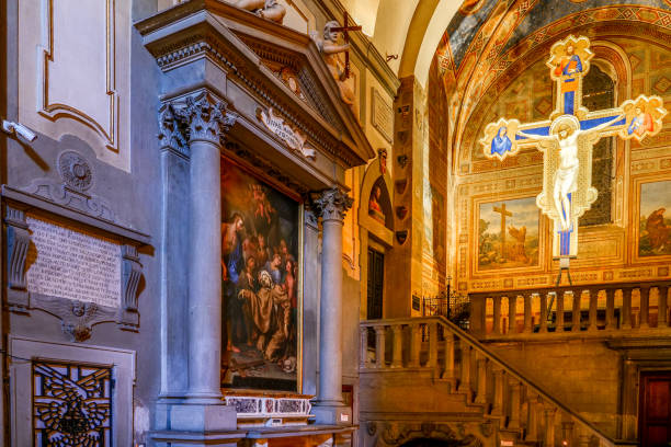 피렌체의 역사적인 중심부에 있는 오그닌티 교회 내부의 지오토의 멋진 십자가 - italian chapel 뉴스 사진 이미지