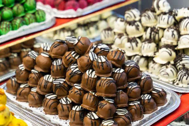 contador de pastelería de mazapán de chocolate, postre de navidad enfoque selectivo - 11310 fotografías e imágenes de stock