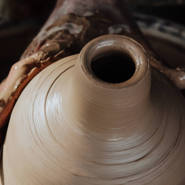 rueda que lanza del floré del alfarero del hombre - throwing wheel fotografías e imágenes de stock