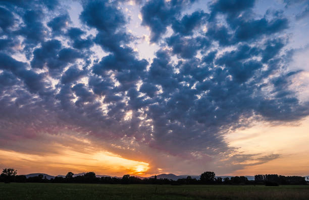 Donkere wolken boven de Elzas kondigen een weersverandering aan. Op de achtergrond de bergen van de Vogezen