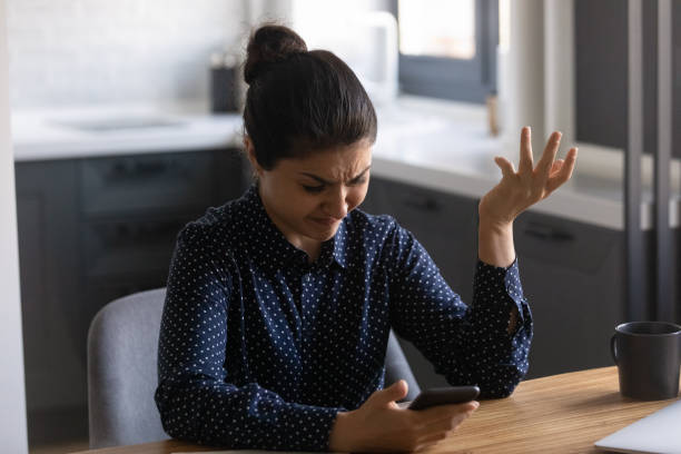 cliente de atendimento de celular irritado com o trabalho de aplicativo - poor communication - fotografias e filmes do acervo