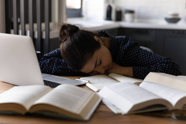 wyczerpany zmęczony indyjski student dziewczyna śpiąca w miejscu pracy - student sleeping boredom college student zdjęcia i obrazy z banku zdjęć