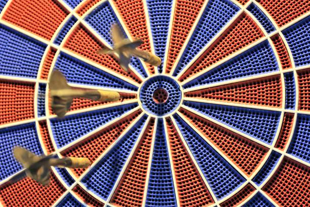 dart im ziel - dart bulls eye darts dartboard stock-fotos und bilder