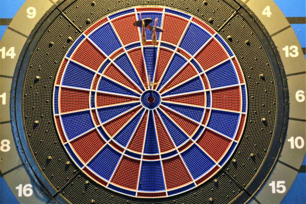 dart im ziel - dart bulls eye darts dartboard stock-fotos und bilder