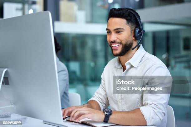Aufnahme Eines Geschäftsmannes Mit Einem Computer Während Der Arbeit In Einem Callcenter Stockfoto und mehr Bilder von Dienstleistung