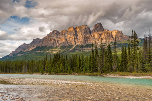 castle mountain, bow river, banff, alberta, canada - bow valley photos et images de collection