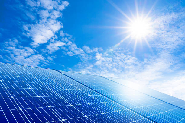die sonne reflektiert das licht im solarpanel. - solar power station solar energy sun clean stock-fotos und bilder
