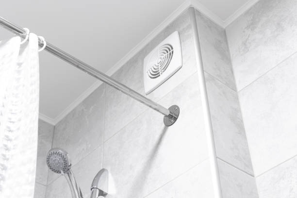 ventilador de ventilação do banheiro em foto moderna de apartamento de design de interiores - electric fan - fotografias e filmes do acervo