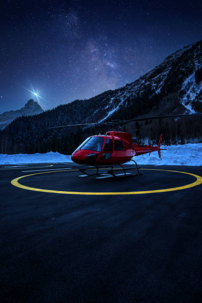 via lattea sopra l'elicottero commerciale rosso all'eliporto - airfield mountain snow airport foto e immagini stock