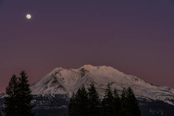 moonrise e alpenglow sul monte shasta - cascade range mountain alpenglow winter foto e immagini stock