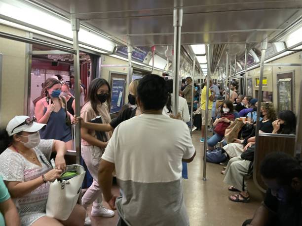 pendolari della metropolitana di new york durante la pandemia di covid-19 - subway station subway train new york city people foto e immagini stock