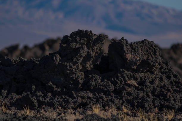 pisgah krater vulkanischer schlackenkegel und lavabett - cinder cone stock-fotos und bilder