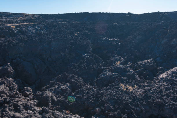 pisgah krater vulkanischer schlackenkegel und lavabett - cinder cone stock-fotos und bilder